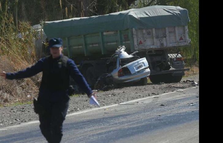 El auto quedó incrustado debajo del camión.