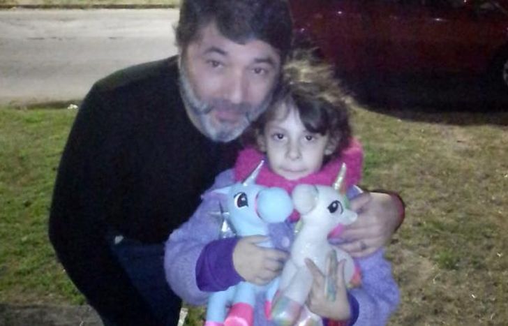 Olvidó sus juguetes en el Uber y el conductor se los devolvió.