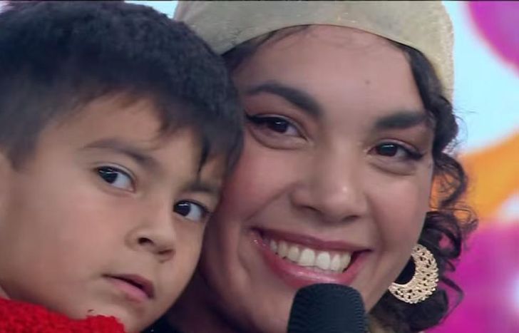 Dina, artista callejera de Banfield, con su hijo.