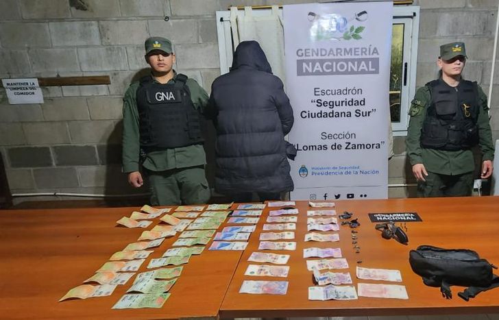 Gendarmería incautó un arma, dinero en efectivo y drogas.