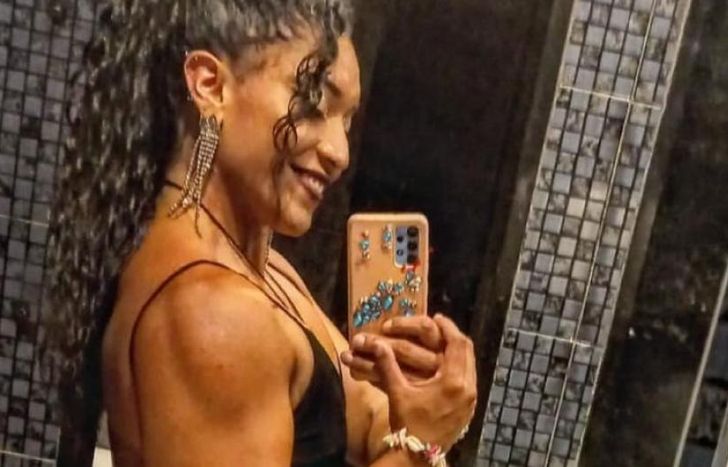 La hallaron muerta en la habitación donde se alojaba.