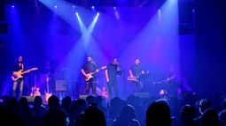 La banda cumple años.