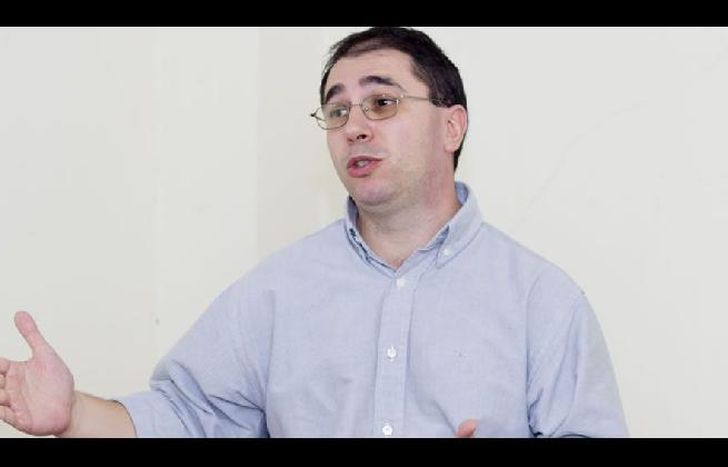 Colombo es contador y licenciado en Administración, y tiene dos libros sobre economía.