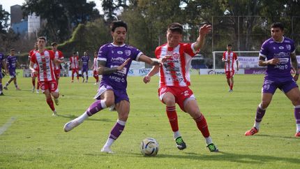 Mateo Del Pino cruza para salvar el arco de Talleres de Escalada.