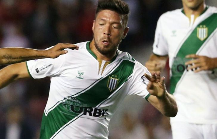 El chino cumplirá su tercera etapa con la camiseta de Banfield.