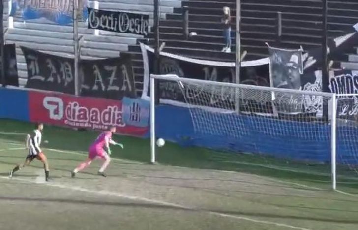 Un tiro libre de mitad de cancha terminó en gol de El Porvenir.