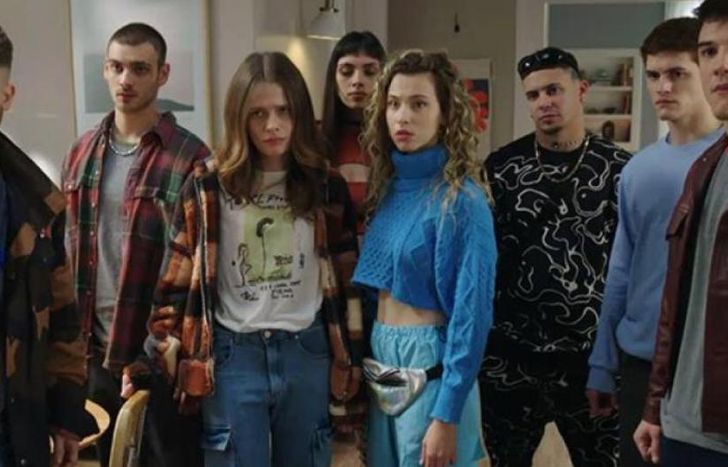 Un elenco con jóvenes actores.