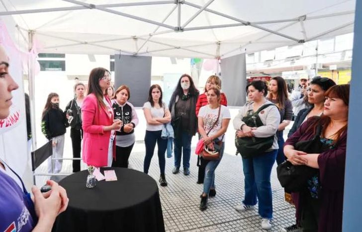 La primera charla se hizo en la peatonal Laprida.