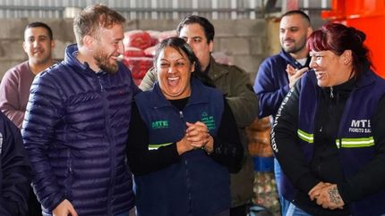 Federico Otermín junto a integrantes de la Cooperativa Jóvenes en Progreso.