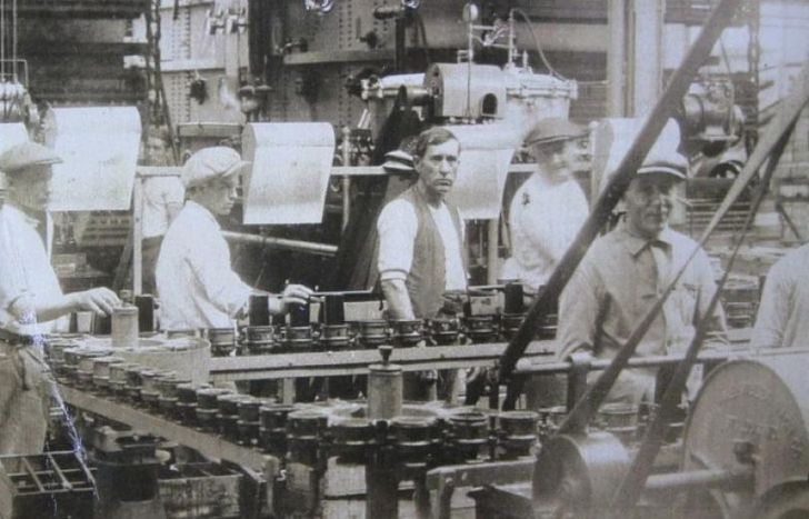 Los trabajadores de la cervecería Biekert en pleno envasado.