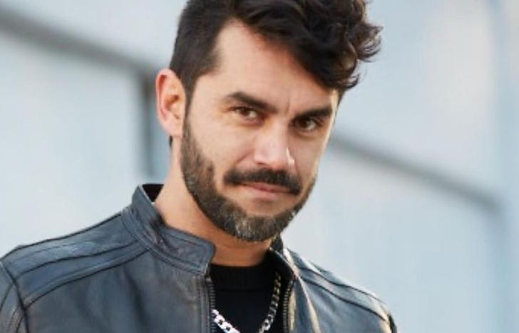 Debuta como autor teatral.