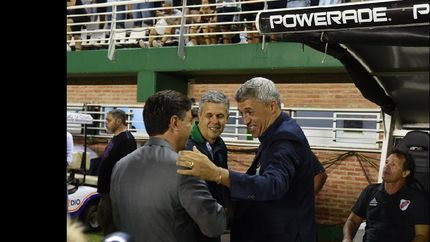 Diario La Unión | Gallardo, como buen jugador de truco que es, me chicaneó diciéndome que yo había mandado a cortar la luz de la cancha, dijo Crespo.