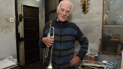 Jaime es un apasionado del jazz y aún toca la trompeta.