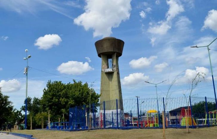 El tanque en la plaza Santa Marta, un símbolo para el barrio.