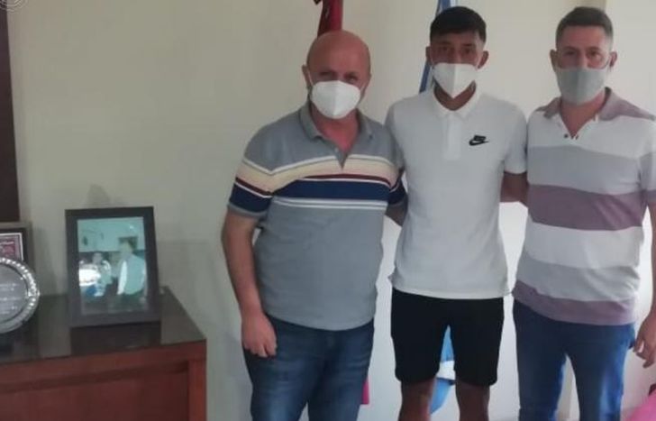 González, junto a Russo, tras la firma del contrato.