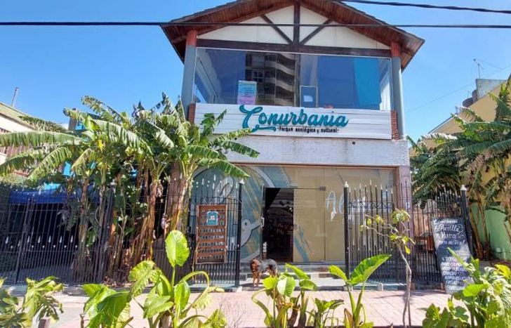 Está ubicado en Alsina 261.