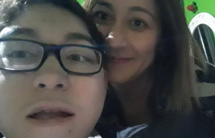 Favio junto a su mamá, un pilar fundamental en su vida.