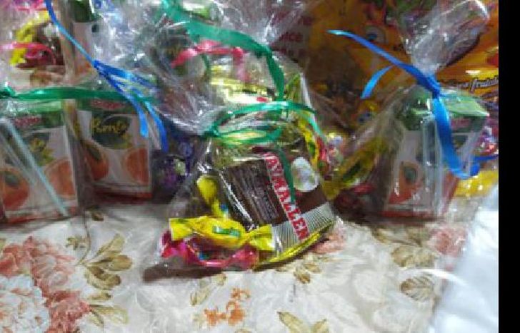 están preparando bolsitas para entregar a los chicos del barrio.