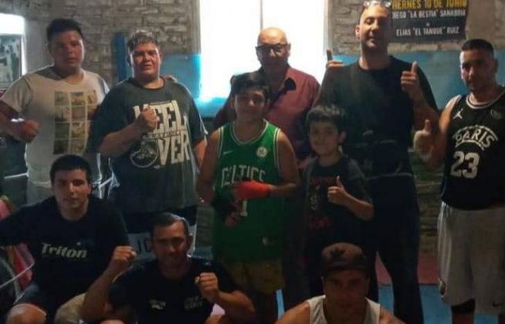 Diego Sanabria y sus alumnos de la escuela.