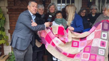 Las tejedoras y las costureras juntas por los chicos del hospital.