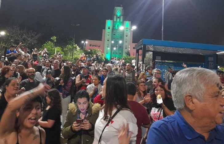 Cientos de personas participaron del cacerolazo del miércoles.