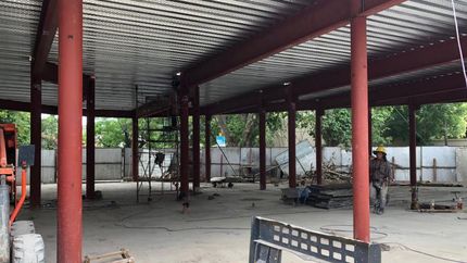 Montan la estructura delpredio ubicado sobre Yrigoyen y Pringles.