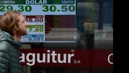 la tormenta economica se profundiza y el dolar roza los $31