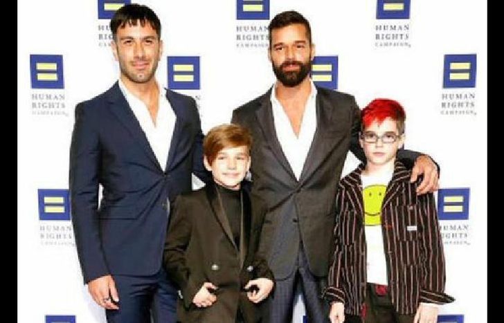 junto a su esposo y sus mellizos Matteo y Valentino.