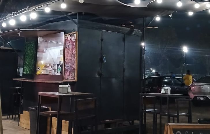Urano Food Truck está en la esquina de Avenida Eva Perón y Charcas.