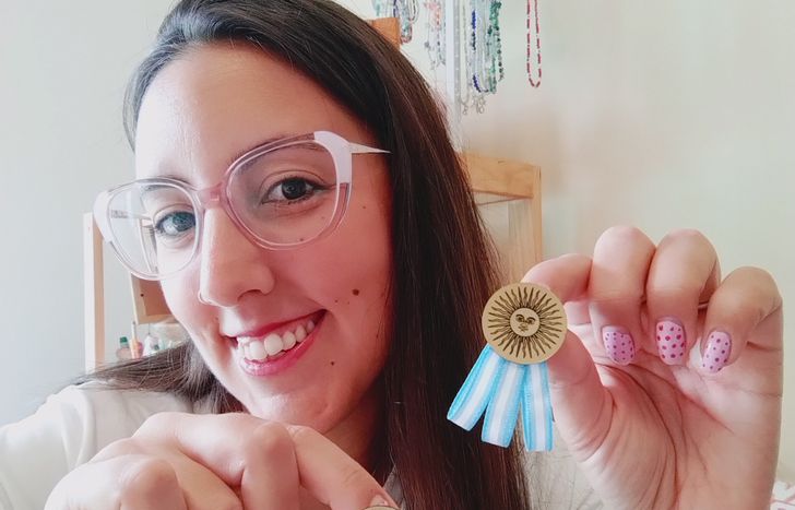 Las nuevas escarapelas ya están a la venta, disponibles para las próximas fechas patrias y el Mundial 2026.