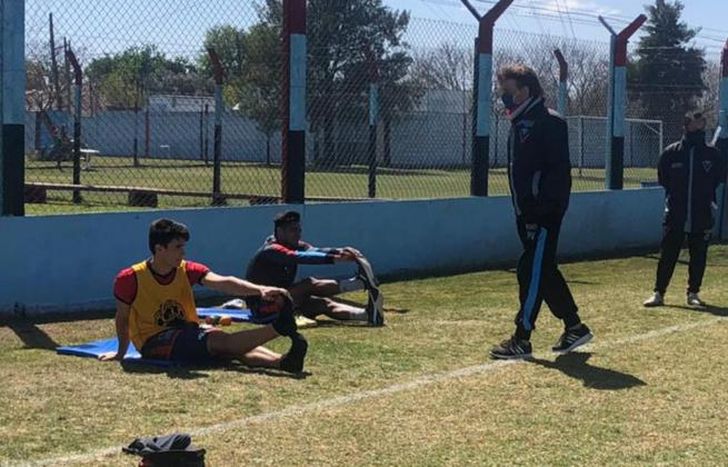 El DT Pablo Vico supervisando el trabajo físico de sus dirigidos.