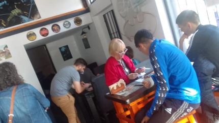 Vecinos de todas las edades se sumaron a la pasión de las figuritas.