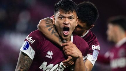 Walter Bou, el goleador de Lanús. Walter Bou, el goleador de Lanús.