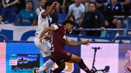 Moreno se esfuerza para controlar la pelota. Moreno se esfuerza para controlar la pelota.