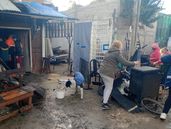 Tuvieron que sacar los muebles quemados a la vereda.