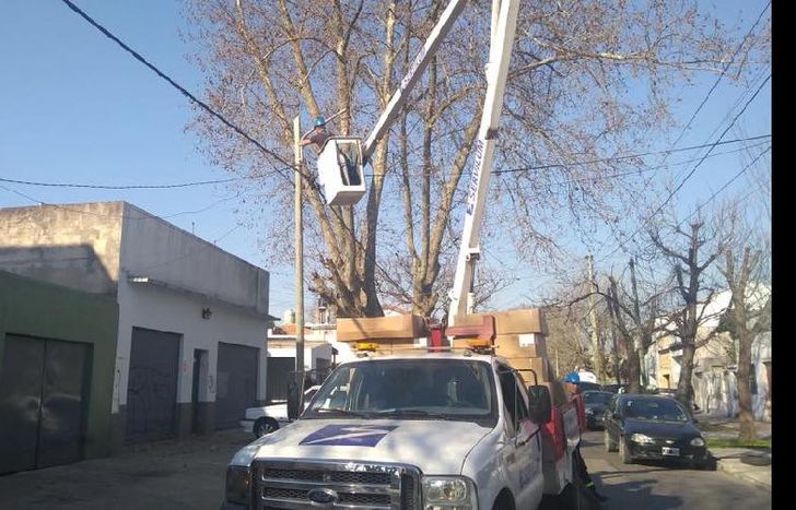 la colocación de este tipo de luces avanza en todos los barrios con el objetivo de instalar 20 mil hacia fin de año.la colocación de este tipo de luces avanza en todos los barrios con el objetivo de instalar 20 mil hacia fin de año.