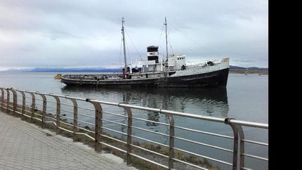 intentaran salvar un historico barco varado en el canal de beagle