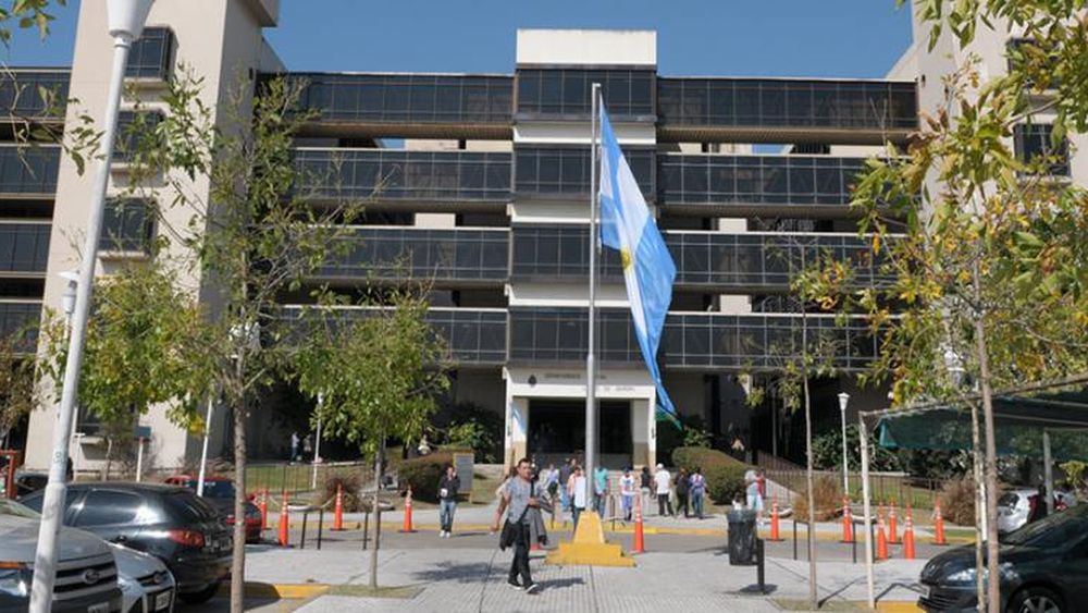 Budge: enjuiciarán a un hombre por abuso sexual de menores