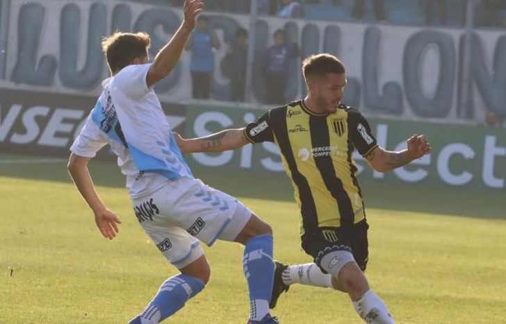 Rosales cubre la llegada de un rival.