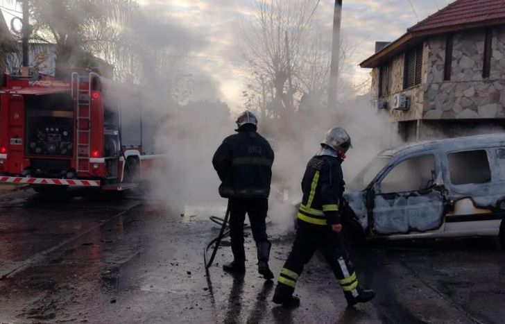 La camioneta quedó destruida pese al esfuerzo de los bomberos.