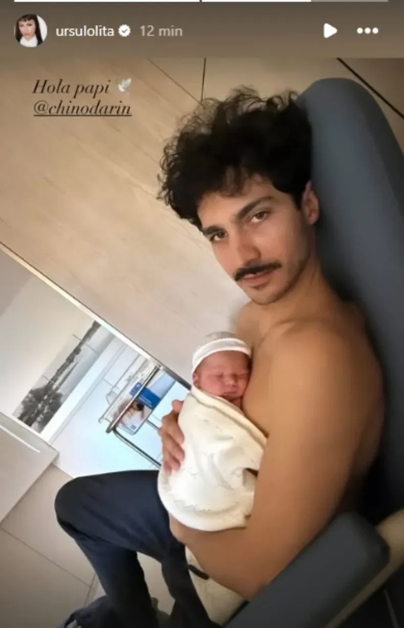 Emoción al conocer al primer hijo de la pareja.