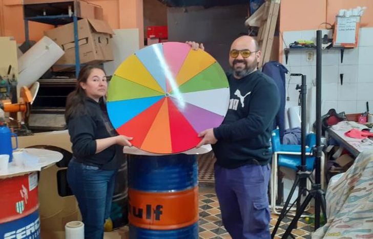 Alejandro y Liliana. Sus ruletas viajan y giran por todo el país.