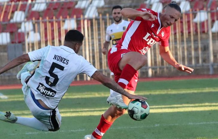 Kevin Gissi llega para apostar goles.