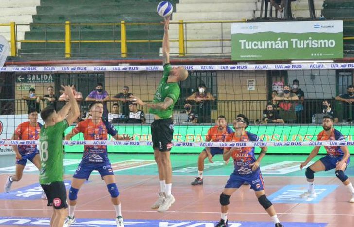 Bernasconi en una acción ofensiva de Defensores de Banfield.