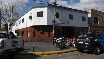 Efectivos de la Comisaría 7ª buscan al asesino.