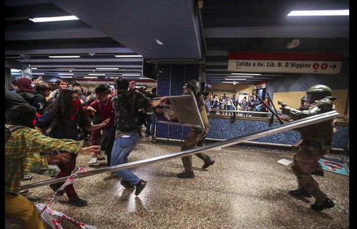 Hubo incidentes en distintos estaciones de subte del país trasandino.
