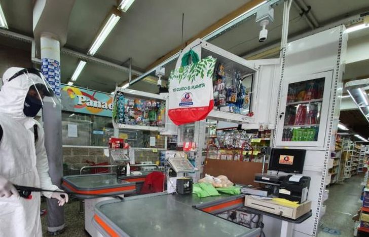 Continúan los operativos de desinfección en supermercados.