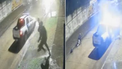 La Policía persiguió a los delincuentes y atrapó a dos de ellos. La Policía persiguió a los delincuentes y atrapó a dos de ellos.