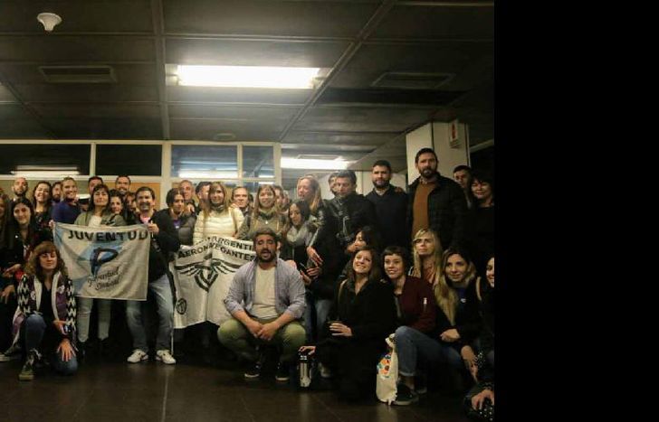 Los trabajadores también protestaron contra el despido de una azafata en Flybondi.