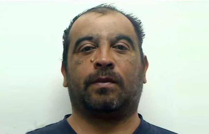 Tiene  44 años.